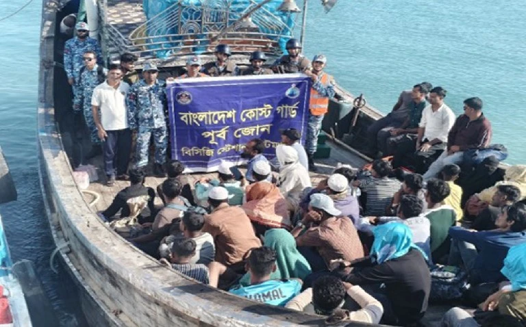 সমুদ্রের মাঝে ট্রলার বিকল, উদ্ধার হলো ৪৫ জন যাত্রী